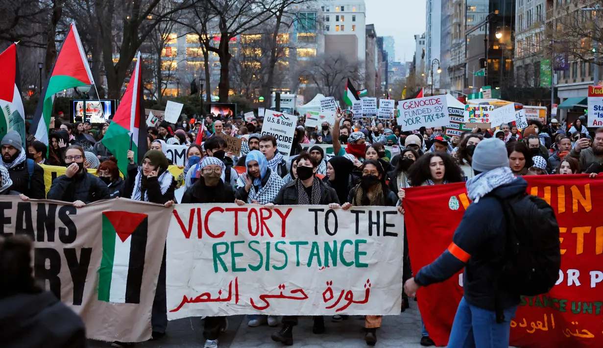 Orang-orang berbaris menyerukan kepada Israel untuk menghentikan serangannya ke Rafah, Gaza, 12 Februari 2024 di New York City. (Michael M. Santiago/Getty Images/AFP)