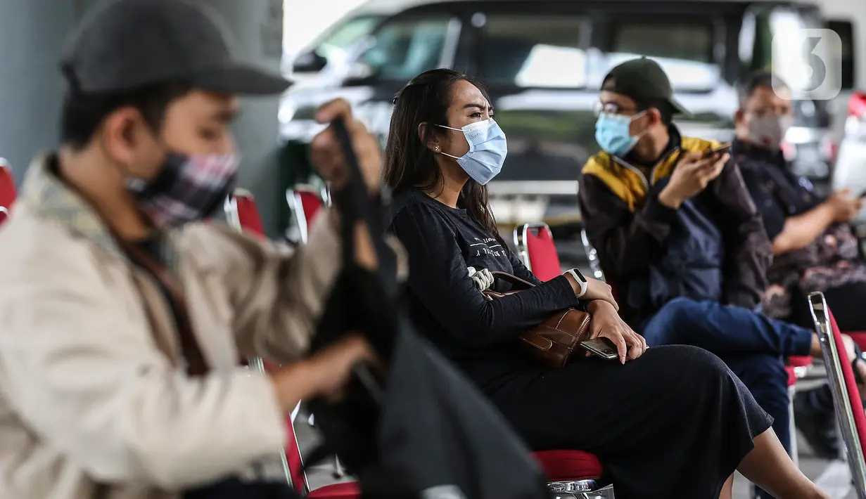 Seorang wanita menunggu untuk mengikuti rapid test antigen di Stasiun Gambir, Jakarta, Rabu (23/12/2020). Dari Kemarin Selasa (22/12/2020) Sampai sekarang tercatat Seribuan calon penumpang mengikuti rapid test tersebut. (Liputan6.com/Johan Tallo)