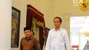 Presiden Joko Widodo atau Jokowi (kanan) saat menerima kunjungan Presiden ketiga RI BJ Habibie di Istana Merdeka, Jakarta, Jumat (24/5/2019). Habibie disambut oleh Jokowi yang mengenakan kemeja putih. (Liputan6.com/Angga Yuniar)