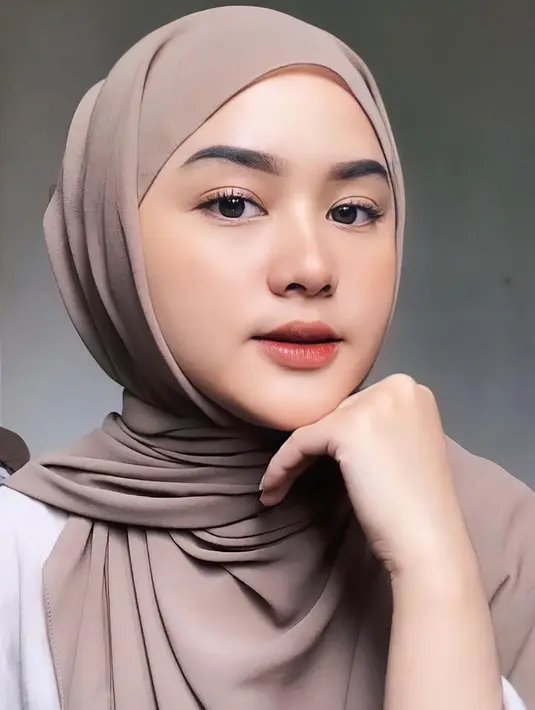 Pose topang dagu memang menjadi andalan para wanita tak terkecuali Alifhia Fitri. Dengan pose topang dagu, Alifhia terlihat sangat manis. Apalagi, perempuan dengan followers 1,7 juta di Instagram ini tampil dengan makeup flawless. (Liputan6.com/IG/@alifhiafitri)