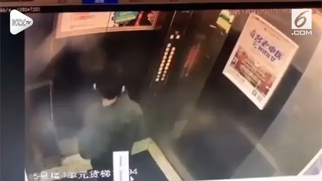 Seorang pria nekat kencing di dalam lift hingga membuatnya korslet. Momen ini terekam kamera CCTV.