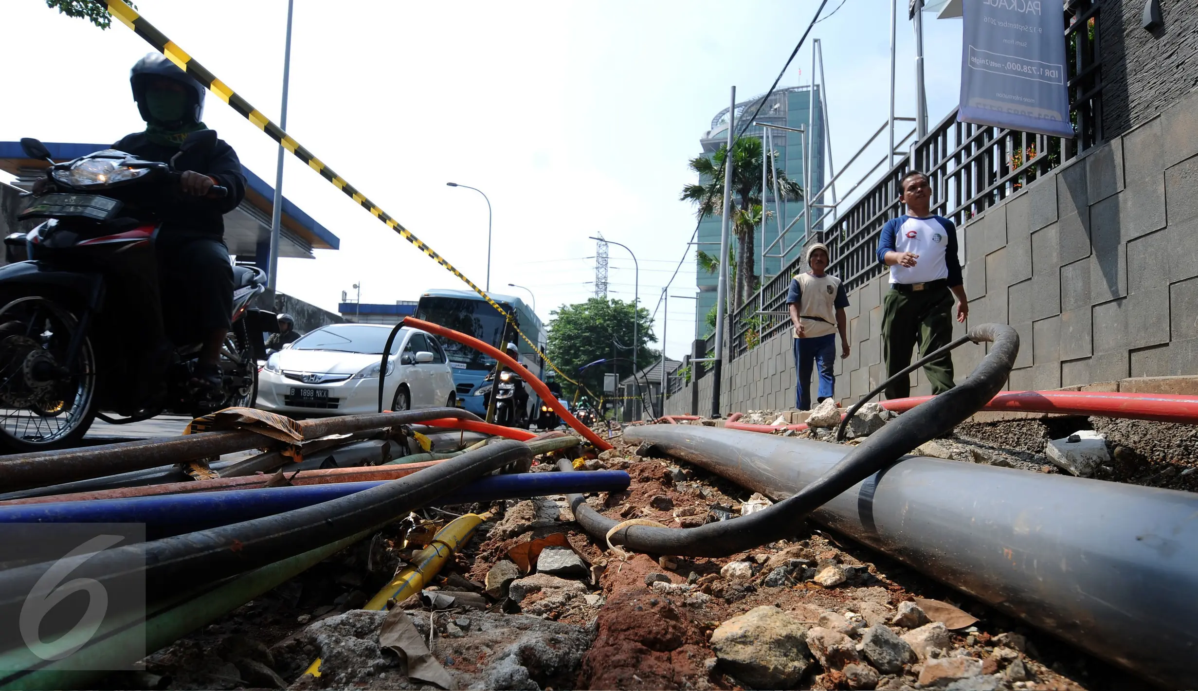 Semrawutnya Instalasi Kabel di Ruang Utilitas Jalan TB Simatupang ...
