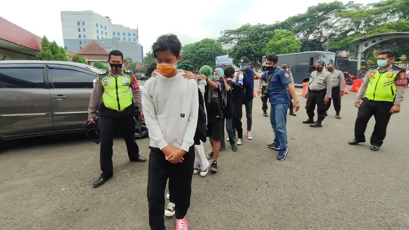 Polisi mengamankan sejumlah pelajar di Tangerang yang hendak ke Jakarta untuk mengikuti demo penolakan RUU Cipta Kerja