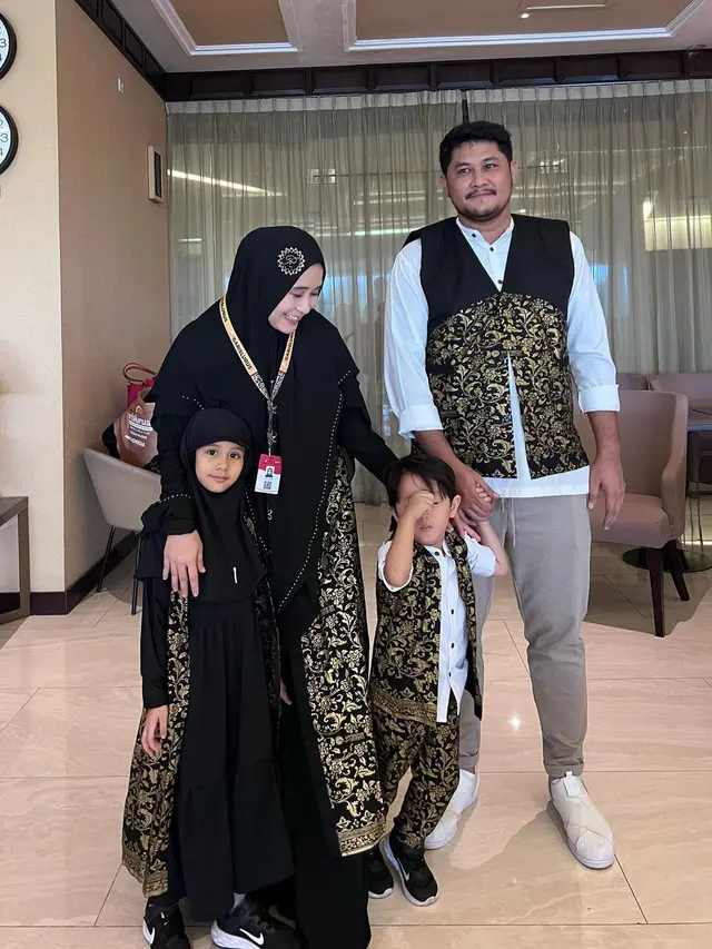 Umroh Sekeluarga, Ini 6 Momen Puadin Redi dan Ryana Dea Bertolak ke Tanah Suci
