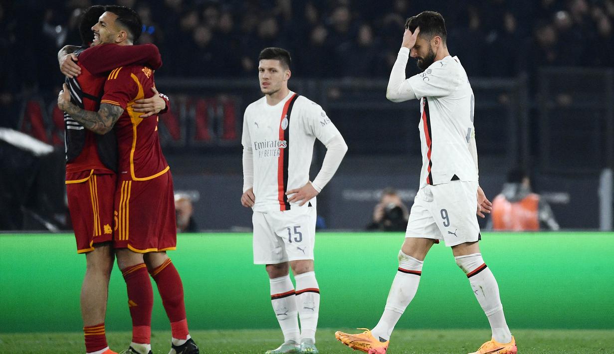 Pemain AC Milan, Olivier Giroud, tampak kecewa setelah ditaklukkan AS Roma pada leg kedua perempat final Liga Europa di Stadion Olimpico, Roma, Jumat (19/4/2024). Hasil ini membuat AS Roma lolos ke semifinal dengan agregat 3-1. (AFP/Filippo Monteforte)