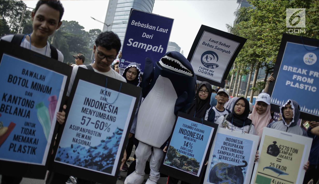 Sejumlah mahasiswa memampang poster yang berisi informasi data saat menggelar aksi kampanye tentang kehidupan biota laut saat Car Free Day di Kawasan Bunderan HI, Jakarta, Minggu (4/3). (Liputan6.com/Faizal Fanani)