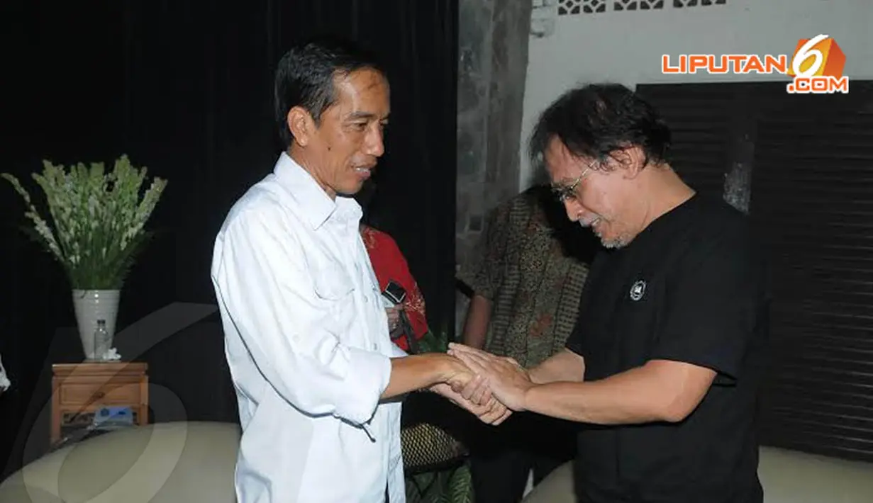 Iwan Fals tampak menjabat erat tangan Jokowi saat pria yang akrab dengan kemeja putih itu berpamitan (Liputan6.com/Herman Zakharia)