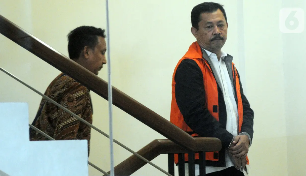 Tersangka mantan Kadis Kelautan dan Perikanan Kepri, Edy Sofyan menuju ruang pemeriksaan di Gedung KPK, Jumat (18/10/2019). Edy diperiksa untuk melengkapi berkas kasus suap izin prinsip & lokasi pemanfaatan laut Proyek Reklamasi di wilayah pesisir & pulau-pulau kecil Kepri. (merdeka.com/Dwi Narwoko)