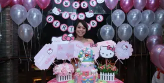 Pendangdut jebolan D'Academy Indosiar, Lesti Andryani merayakan ulang tahunnya yang ke-17. Lesti yang ulang tahunnya jatuh tanggal 4 Agustus diundur sehari kemudian. (Galih W. Satria/Bintang.com)