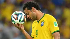 Striker Brasil, Fred, dirumorkan menjadi incaran dari klub Liga 1, Barito Putera. Mantan bomber Lyon tersebut diisukan akan merapat ke Indonesia pada bursa transfer jelang putaran kedua Liga 1 2017. (EPA/Thomas Eisenhuth)