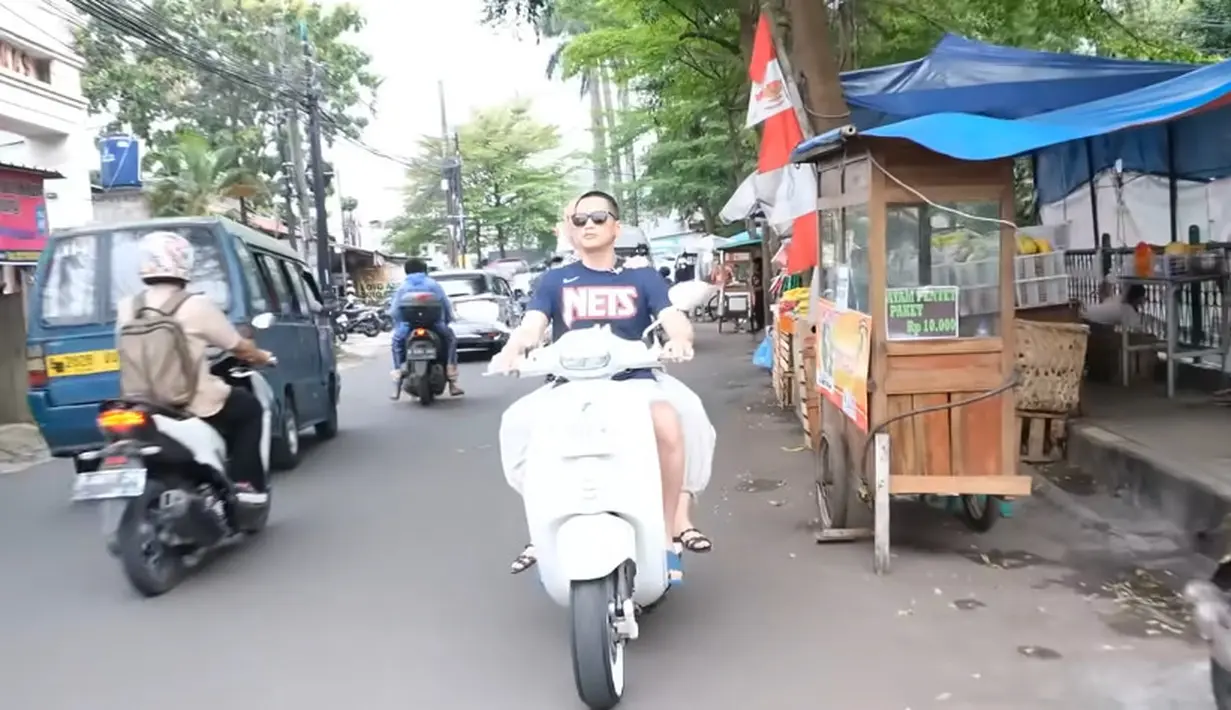 Meski artis papan atas, keduanya tampak santai selama di perjalanan. Hal itu juga  terlihat dari unggahan di vlognya yang berjudul NGABUBURIDE : NAIK MOTOR BERDUAAN SAMBIL NYARI TAKJIL!!. [Youtube/Ciky Citra Rezky]