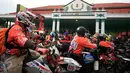 Sejumlah biker mengambil posisi start pada pembukaan Indonesia Offroad Expedition (IOX) Jogja-Bali 2016 di Pagelaran Keraton Yogyakarta, Sabtu (13/2). Sekitar 500 orang terlibat dalam event yang akan digelar 13-28 Februari 2016 itu. (Foto : Boy Harjanto)