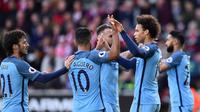 Para pemain Manchester City merayakan gol tim mereka yang dicetak Leroy Sane pada laga melawan Southampton (15/4/2017). (AFP/Glyn Kirk)