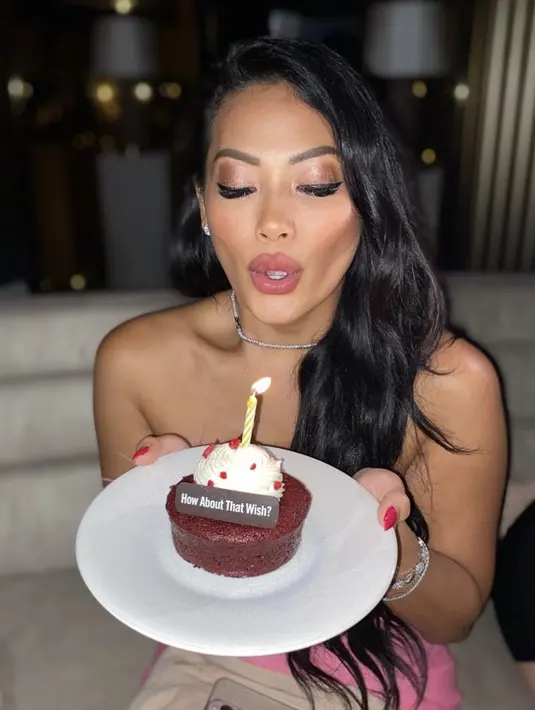 <p>Mengimbangi ourfitnya, gaya riasan wajah Indah Kalalo di usianya yang baru pun dibuat dengan gaya glamour. Terlihat dari eyeshadow shimmer kecokelatan dengan bulu mata cetar, highlighter dan blushon pink yang serasi dengan lipstik warna serupa berteksture matte.&nbsp;@indahkalalo</p>