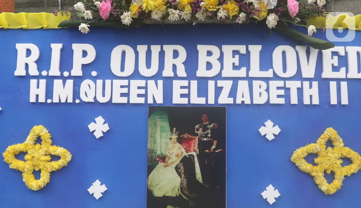 Karangan bunga duka cita atas meninggalnya Ratu Elizabeth II diletakkan di depan Kedutaan Besar (Kedubes) Inggris, kawasan Kuningan, Jakarta, Jumat (9/9/2022). Keluarga Kerajaan Inggris pada Kamis waktu setempat, mengumumkan Ratu Elizabeth II meninggal dunia pada usia 96 tahun. (Liputan6.com/Herman Zakharia)