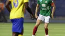 Reaksi pemain Al-Ettifaq, menggiring bola saat laga pekan pertama Liga Arab Saudi 2023/2024 melawan Al-Nassr di Prince Mohamed bin Fahd Stadium, Dammam, Selasa (15/08/2023) dini hari WIB. (Twitter/@Ettifaq)