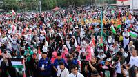 Ribuan warga memadati kawasan di samping Masjid Raya Al Azhom atau Taman Elektrik, Kota Tangerang, dalam aksi damai membela Palestina pada Minggu (20/4/2025). (Liputan6.com/Pramita Tristiawati)