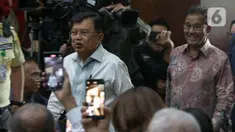 Wakil Presiden ke-10 dan ke-12 Jusuf Kalla (JK) sesaat sebelum memberikan keterangan pada sidang kasus dugaan korupsi dengan terdakwa Direktur Utama (Dirut) PT Pertamina (Persero) periode 2009—2014 Galaila Karen Kardinah alias Karen Agustiawan di Pengadilan Tindak Pidana Korupsi (Tipikor), Jakarta, Kamis (16/5/2024). (Liputan6.com/Herman Zakharia)