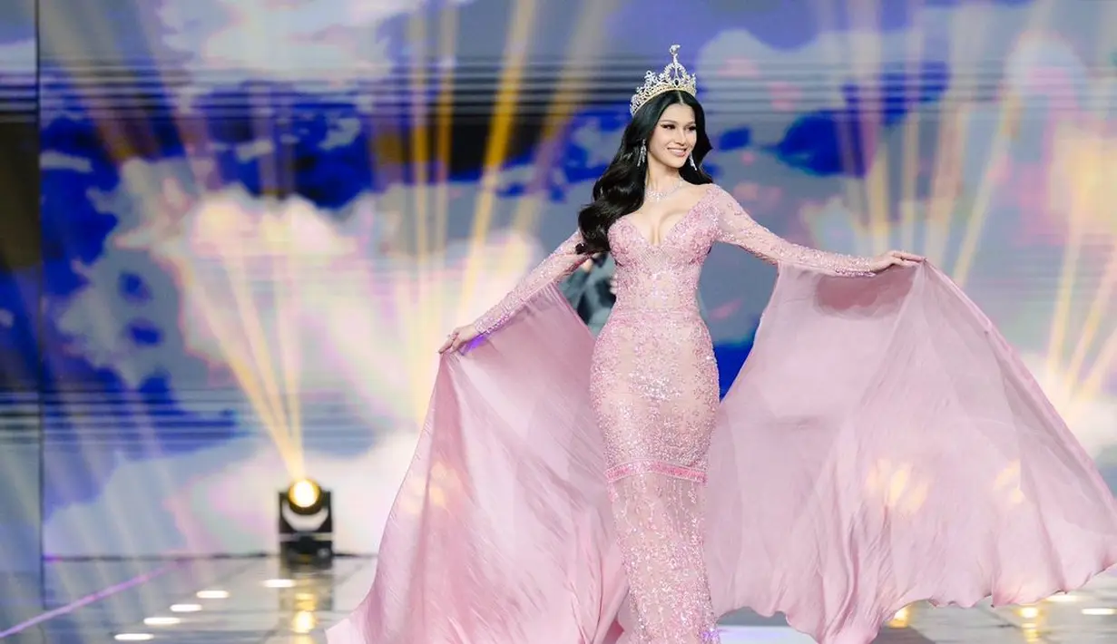 Tak hanya memikat, Ritassya juga punya pesona mahal saat pakai evening gown full payet berwarna pink [@ritassyawellgreat]