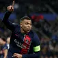 Penyerang Paris Saint-Germain (PSG), Kylian Mbappe merayakan gol kedua timnya saat pertandingan sepak bola leg kedua babak 16 besar Liga Champions melawan Real Sociedad di Stadion Anoeta, San Sebastian, 5 Maret 2024. (FRANCK FIFE/AFP)