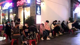 Pelanggan menunggu giliran masuk di sebuah restoran hot pot di Kunming, Provinsi Yunnan, China barat daya, pada 15 Maret 2020. Pemerintah Kota Kunming telah mengizinkan restoran-restoran untuk membuka kembali layanan makan di tempat di bawah upaya ketat pencegahan COVID-19. (Xinhua/Ding Yiquan)