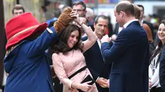 Kate Middleton asyik berdansa dengan seorang aktor yang mengenakan kostum Paddington di stasiun kereta Paddington, London, Senin (16/10). Kate memberi kejutan dalam acara yang melibatkan anak-anak dari yayasan amal yang didukungnya (Chris J Ratcliffe/AFP)