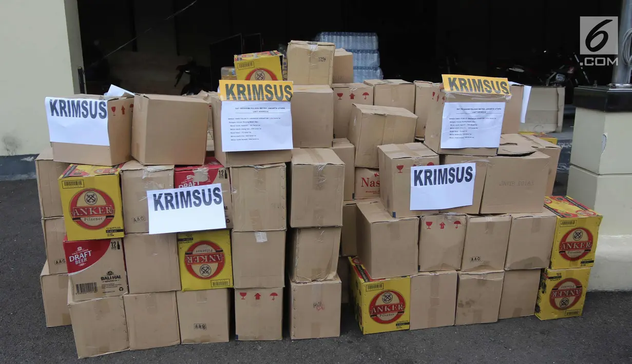 Barang bukti kerdus berisi miras diperlihatkan saat rilis di Polres Metro Jakarta Utara, Jumat (6/4). Polres Metro Jakarta Utara berhasil menyita 4.314 botol miras dari berbagai merek dan mengamankan satu orang tersangka. (Liputan6.com/Arya Manggala)