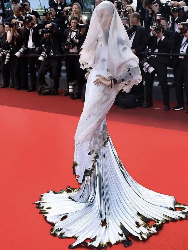 Penampilan model Somalia yang mengenakan gaun "terbakar" di red carpet Cannes Film Festival, credit: @rawdis
