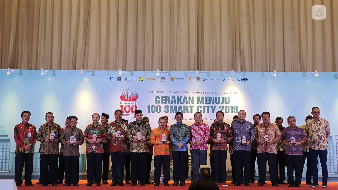 Menkominfo Johnny G. Plate berfoto bersama Wali Kota dan Kabupaten yang menerapkan konsep smart city di seluruh Indonesia dalam acara Gerakan Menuju 100 Smart City di Jakarta, Rabu (6/11/2019). (Liputan6.com/ Agustin Setyo W).