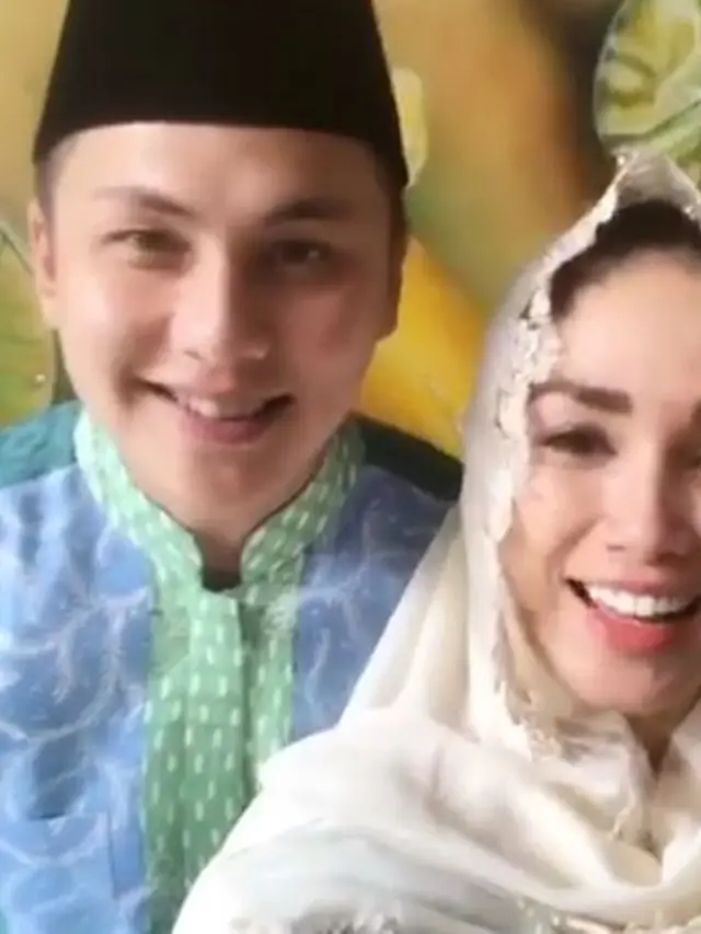 7 Potret Seleb Cowok Blasteran Pakai Baju Koko, Makin Memesona