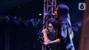 Personel Jamrud beraksi dalam konser musik The 90's Festival di Jakarta, Sabtu (23/11/2019). Ada delapan lagu yang dibawakan Jamrud 90’s Festival Day 1, diantaranya Surti Tejo, Pelangi di Matamu, Selamat Ulang Tahun, dan ditutup dengan lagu Putri. (Liputan6.com/Herman Zakharia)