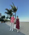 Ia tampak mengenakan halter summer dress warna merah, dipadukan dengan sepatu wedges dan mini bag putih. [@nikitawillyofficial94]