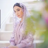Abaya lilac berpadu makeup bernuansa minimalis pada pengajian jelang pernikahan Nikita Willy. (Foto: Instagram @askyfebrianti/ @thebridestory)