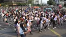 Srikandi Milenial menggelar flash dance di Car Free Day (CFD) kawasan Thamrin, Jakarta, Minggu (29/9/2019). Kegiatan ini dalam rangka mewujudkan energi positif bagi masyarakat. (Liputan6.com/Herman Zakharia)