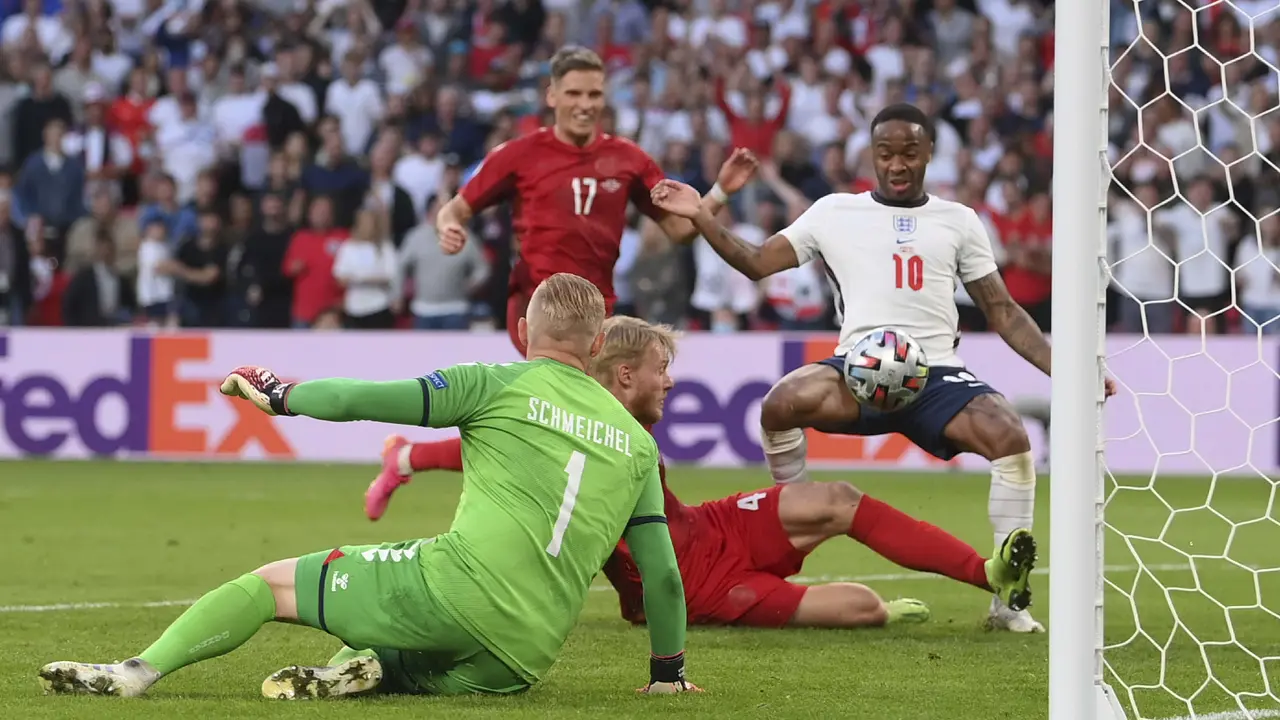 Foto Piala Eropa: Dua Gol Tersaji di Babak Pertama Semifinal Euro 2020 Inggris Melawan Denmark