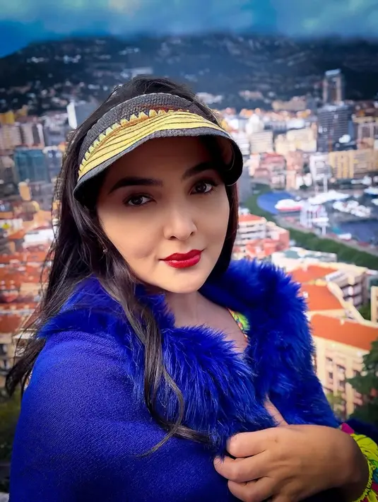 Outer ini tak hanya menghadirkan kesan glamor, tetapi juga memberi efek teatrikal yang kuat. Bulu-bulu tebal di bagian tepi outer menambahkan sentuhan haute couture yang berani, menjadikan tampilan Ashanty tidak hanya modis tetapi juga artistik. [@ashanty_ash].