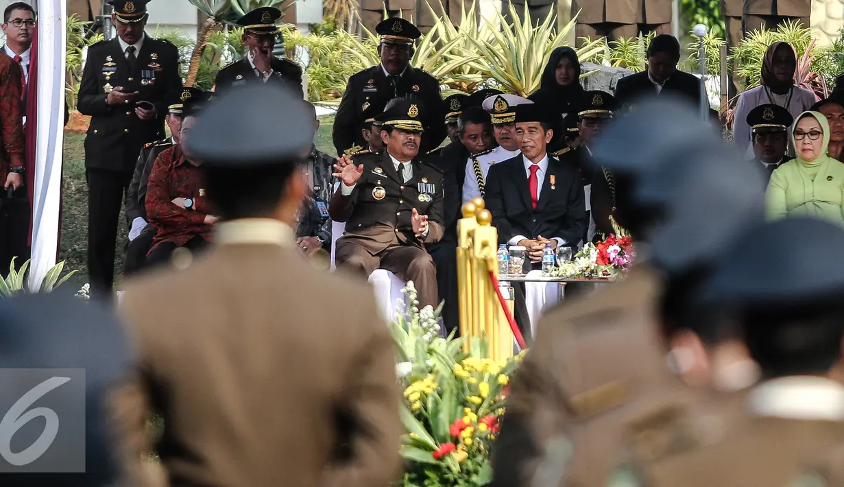 Presiden Jokowi (kedua kanan) berbincang dengan Jaksa Agung M. Prasetyo saat hari Bhakti Adhyaksa ke-55 di Kejaksaan Agung, Jakarta, Rabu (22/7/2015). Tema hari Bhakti Adhyaksa ke-55 'Tingkatkan Kinerja, Bela Anak Bangsa.' (Liputan6.com/Faizal Fanani) 