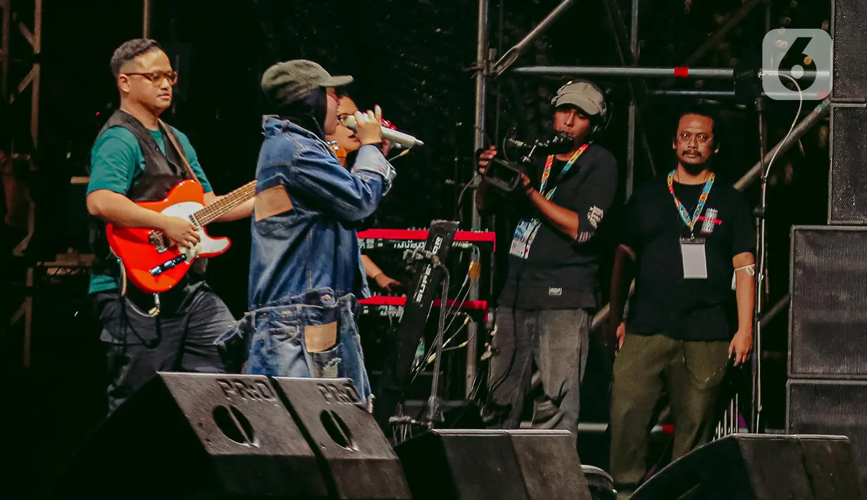 Grup musik Potret tampil pada hari kedua Synchronize Fest 2022 di Gambir Expo Kemayoran, Jakarta, Sabtu (8/10/2022). Untuk pertama kalinya Potret membawakan single teranyar mereka secara live di Synchronize Festival 2022. (Liputan6.com/Faizal Fanani)