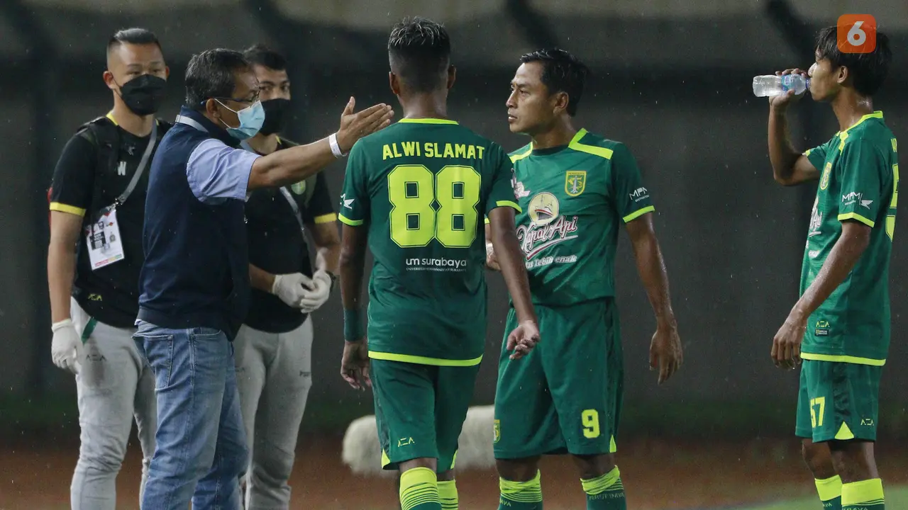 FOTO: 3 Gol Penalti Warnai Kemenangan Persebaya atas Persik 2-1 dalam Laga Grup C Piala Menpora 2021 - Aji santoso; Samsul Arif