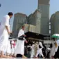 Umat muslim mengelilingi Kakbah di Masjidil Haram, Makkah, Arab Saudi, Senin (5/8/2019). Saat haji atau umrah, umat muslim akan berputar tujuh kali mengelilingi Kakbah berlawanan arah jarum jam. (AP Photo/Amr Nabil)