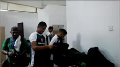 Berikut video amatir tentang kesibukan para pemain PS TNI di ruang ganti Stadion Manahan, Solo, Sabtu (12/12/2015). Para pemain bersiap sebelum pertandingan melawan Semen Padang di babak 8 besar Piala Jenderal Sudirman.