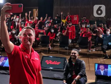 Mantan penyerang Liverpool dan Manchester United (MU) Michael Owen berswafoto dengan para penggemar di Indonesia saat meet and greet di Gedung SCTV Tower, Jakarta, Minggu (21/8/2022). Dalam acara #owenkevidio meet and greet with Michael Owen menceritakan pengalaman terbaiknya dalam dunia sepak bola kepada para penggemar serta berfoto bersama. (Liputan6.com/Angga Yuniar)