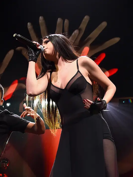 Selena Marie Gomez nampaknya sudah melepaskan sisi lugu dari karakter bintang Disney. Kini ia mulai menunjukan sisi seksi pada lekuk tubuhnya. (AFP/Bintang.com) 