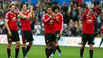 Pemain Manchester United memberikan hormat kepada penonton setelah kalah dari Swansea City 1-2 di Stadion Liberty, Swansea, Wales, Inggris Raya. Minggu (30/8/2015). (EPA/Geoff Caddick)