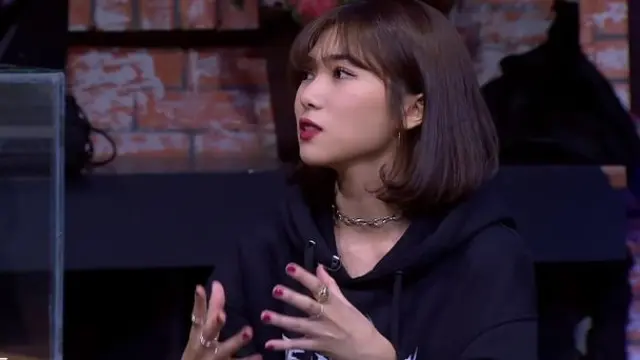 Isyana Sarasvati di kanal YouTube Tonight Show