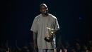 Penyanyi rap Kanye West saat menerima penghargaan di MTV Video Music Awards 2015, Los Angeles, Minggu (30/8). Pada kesempatan itu, suami dari Kim Kardashian tersebut memastikan diri bakal menjadi calon presiden AS tahun 2020.(REUTERS/Mario Anzuoni)