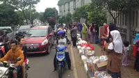  Peduli Massa Demo 2 Desember, Ibu-Ibu di Depok Bagi Makanan 