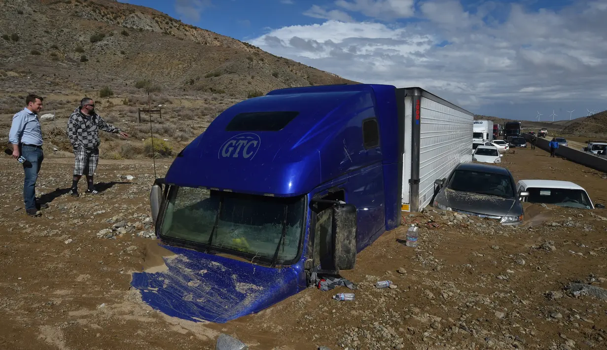 Ratusan kendaraan terjebak di jalan akibat tanah longsor di California Highway 58 di Mojave, Sabtu (16/10/2015). Tanah longsor akibat hujan deras yang mengguyur kawasan tersebut. (AFP Photo/Mark Ralston)