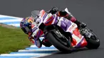 Pembalap Prima Pramac Racing asal Spanyol, Jorge Martin mengendarai sepeda motornya saat sesi latihan bebas MotoGP Jepang di Mobility Resort Motegi, Motegi, Prefektur Tochigi, Jepang, Sabtu (30/9/2023). Jorge Martin terus menunjukkan penampilan gemilang dalam MotoGP Jepang. (Toshifumi KITAMURA/AFP)
