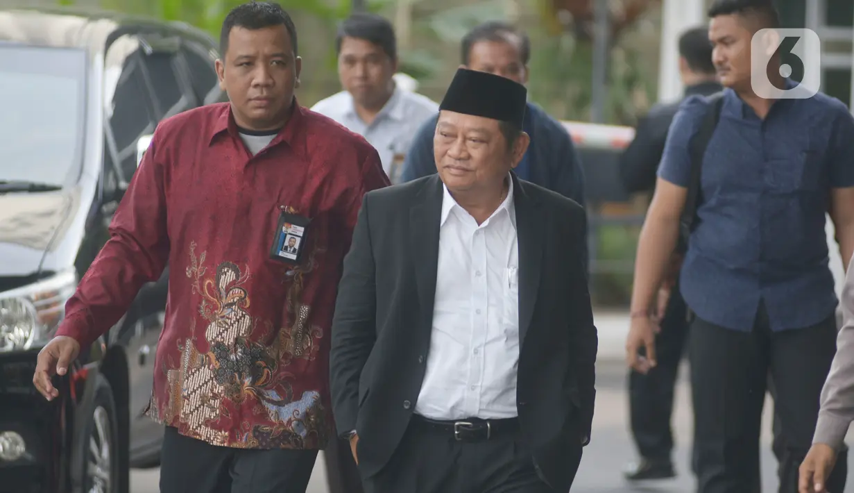 Bupati Sidoarjo Saiful Ilah (berpeci) berjalan saat tiba di gedung KPK, Jakarta, Rabu (8/1/2020). Bupati Sidoarjo Saiful Ilah beserta beberapa orang lainnya terjaring operasi tangkap tangan (OTT) KPK yang diduga terkait pengadaan barang dan jasa. (merdeka.com/Dwi Narwoko)